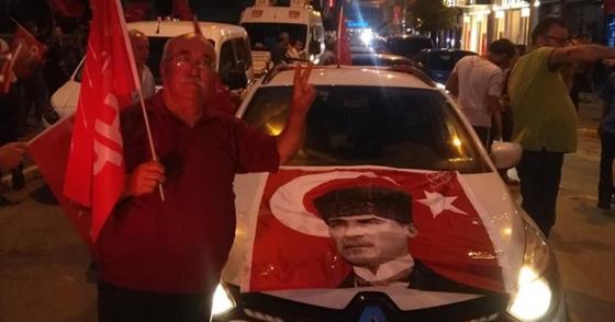 BALIKESİR CHP’DEN KONVOYLU KUTLAMA