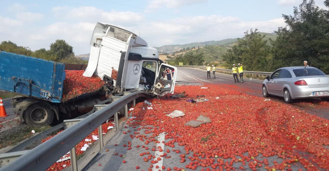 DOMATES YÜKLÜ KAMYON DEVRİLDİ YOL KAPANDI