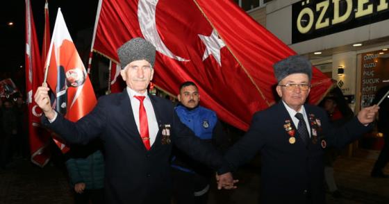 EDREMİT TÜRK BAYRAĞI İÇİN KENETLENDİ