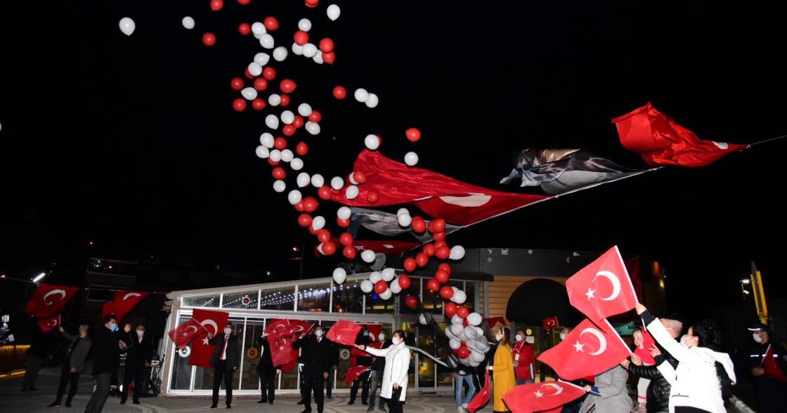 KARESİ’DE GECE KIRMIZI BEYAZ BALONLARLA RENKLENDİ