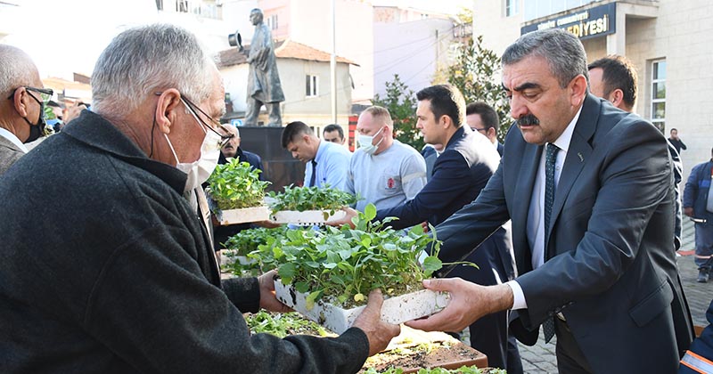 İMAMOĞLU’NDAN BALYA’YA OTOBÜSTEN SONRA BU KEZ FİDE JESTİ