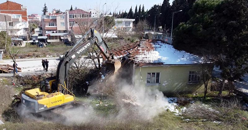 ALTIEYLÜL’DE METRUK YAPILAR YIKILIYOR