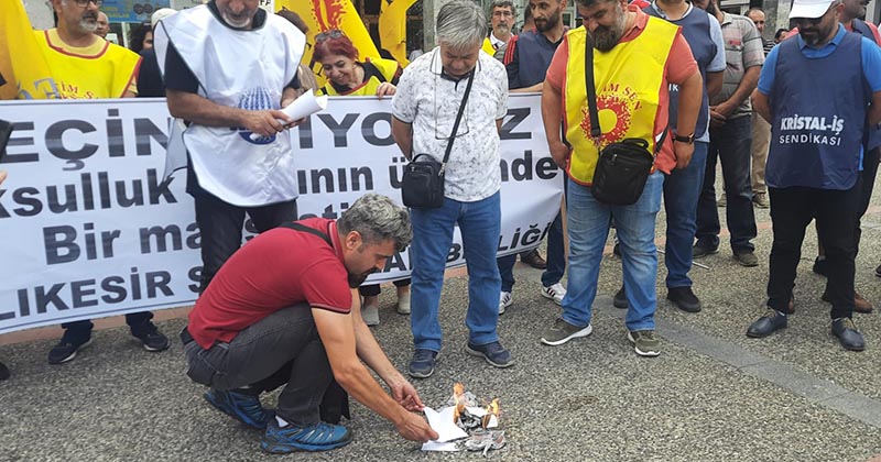 “GEÇİNEMİYORUZ” DEYİP, “YOKSULLUĞUN BELGESİ”Nİ YAKTILAR