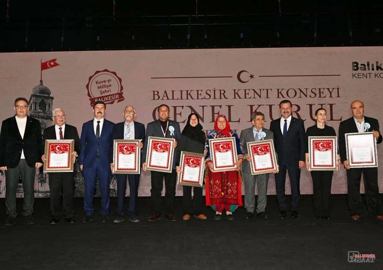 BALIKESİR’E EMEK VERENLER ÖDÜLLENDİRİLDİ