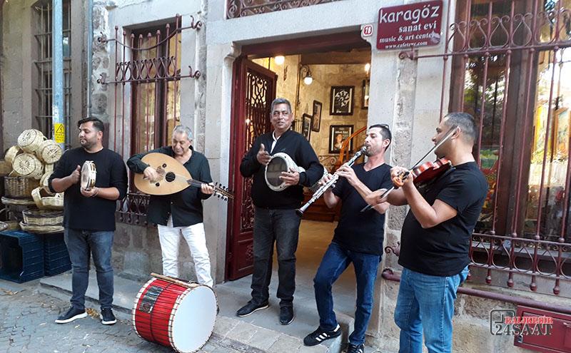 TÜRK MÜZİĞİ’Nİ DÜNYAYA TANITAN BİR AYVALIK MARKASI : KARAGÖZ SANAT EVİ