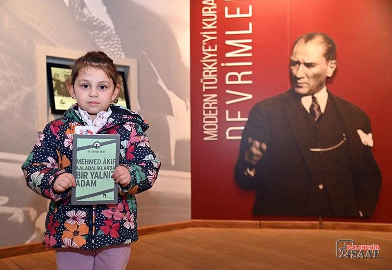  ATATÜRK EVİ ZİYARETÇİLERİNE KİTAP SÜRPRİZİ