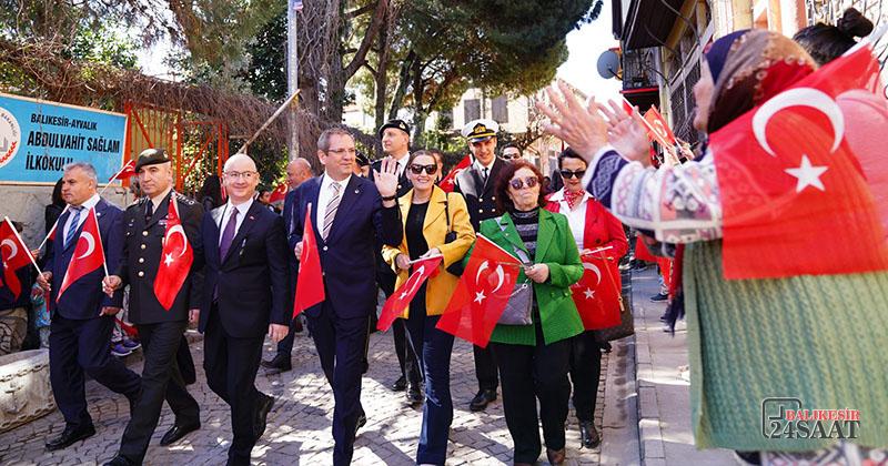 AYVALIK HALKI 89 YILDIR ATATÜRK’ÜN YOLUNDA