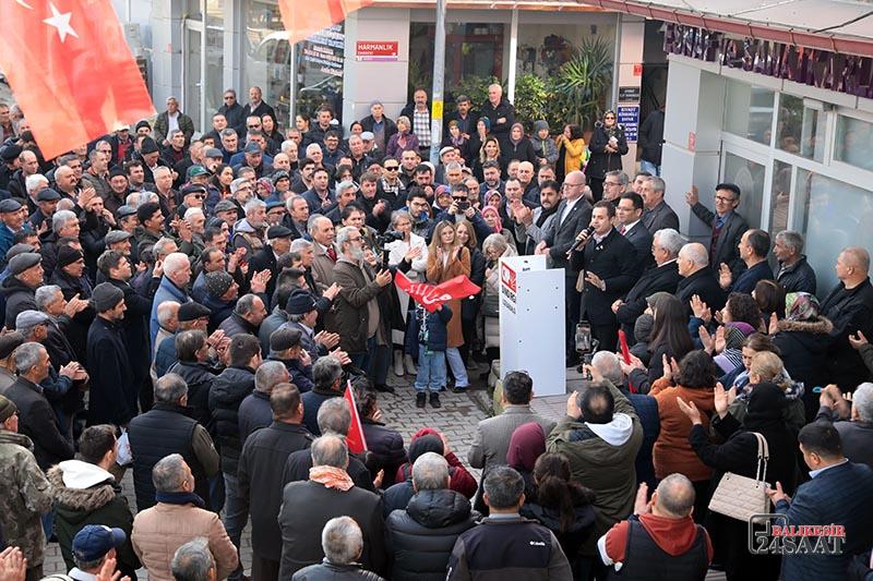 SINDIRGI AHMET AKIN’I BAĞRINA BASTI