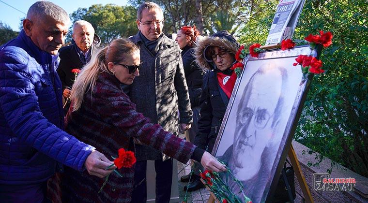 UĞUR MUMCU AYVALIK’TAKİ EVİNİN ÖNÜNDE ANILDI (10)